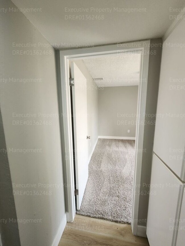 Building Photo - 4 bedroom 2 bath great location.