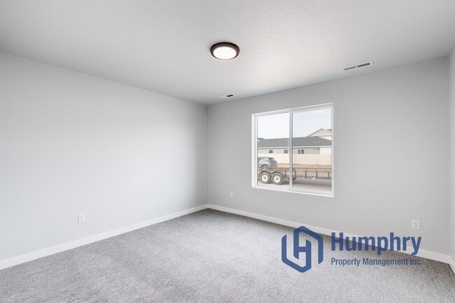 Building Photo - 4 bedroom, 2 bathroom, 2 car garage.