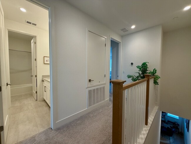 Building Photo - 561 Pilgrim Dr