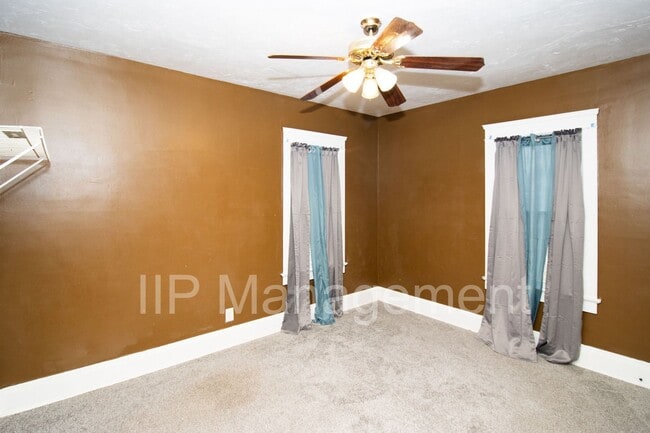Building Photo - VOUCHERS ACCEPTED! LARGE 4 BEDROOM/2 BATHR...