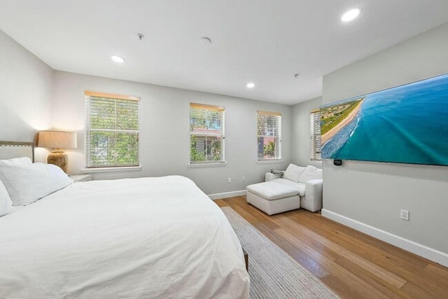 Building Photo - 696 Fern St