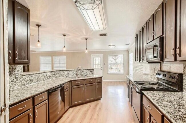 Building Photo - 518 Pecos Cir