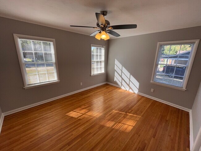 Building Photo - 3684 Bedford Ln - Available Now!