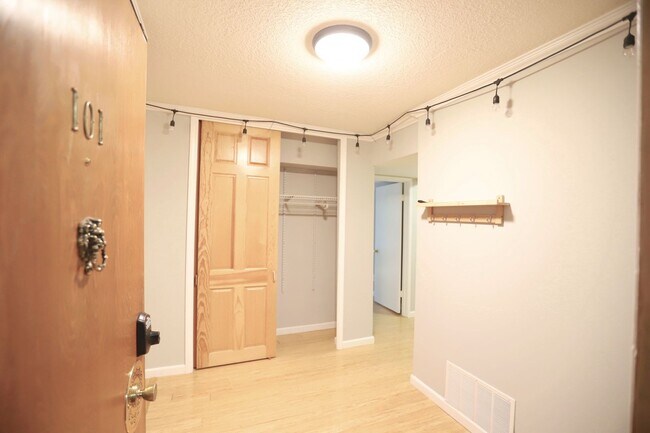 Building Photo - 22 Moss Ave