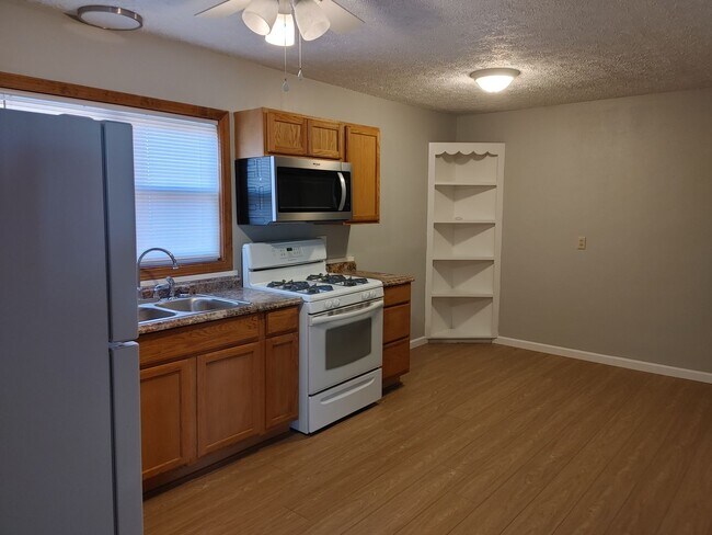 Building Photo - 1400 Newberry Dr