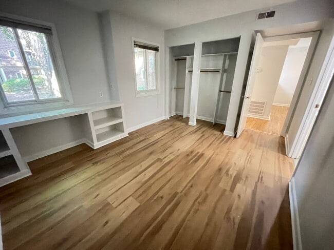 Building Photo - Sleek, Stylish 2br 2ba upper level condo in Chancellor Square, walking distance to Campus, downtown!