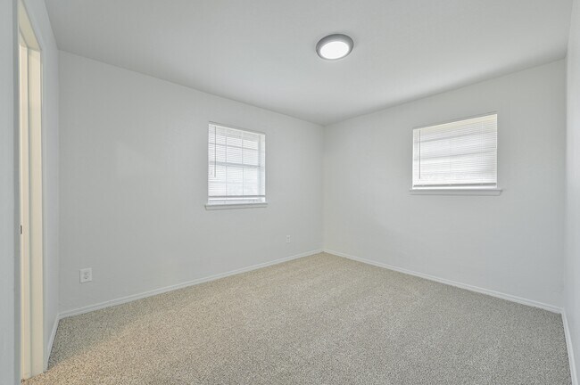 Building Photo - 4720 SE 50th St