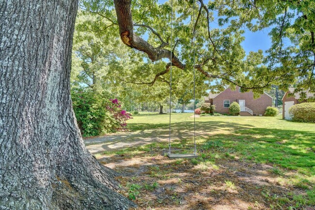Building Photo - Waterfront Home on 1 Acre Treed Lot, 4/2 +...