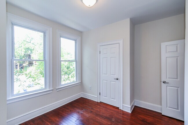 Building Photo - Renovated Columbia Heights 3BD Rowhome wit...