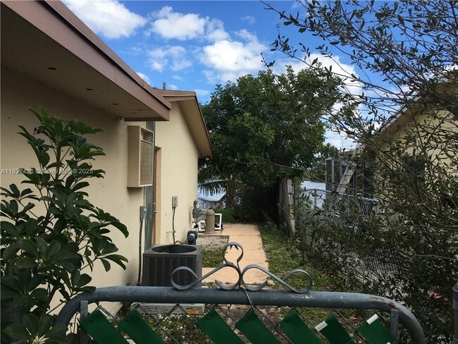 Building Photo - 3705 SW 68th Ave