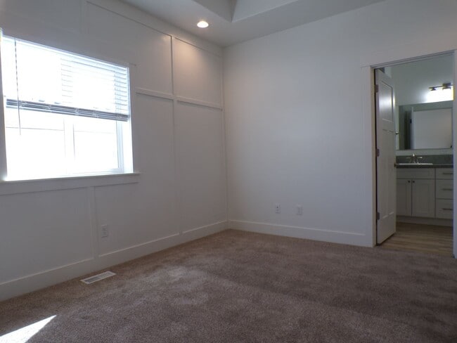 Building Photo - Huckleberry Townhomes
