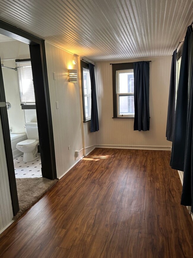 Building Photo - Cute One-Bedroom in Downtown Victorian wit...