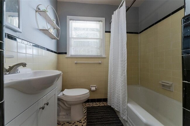 Building Photo - 547 Westmeath Dr SW