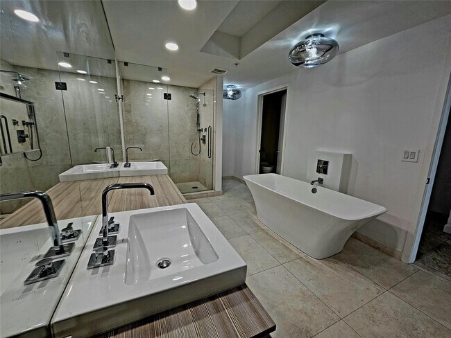 Building Photo - 17301 Biscayne Blvd