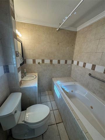 Building Photo - 2121 Cliff Park