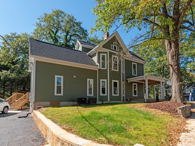 Building Photo - Big House