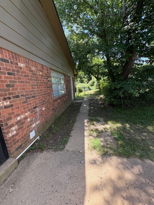 Building Photo - 3385 Barbwood Dr