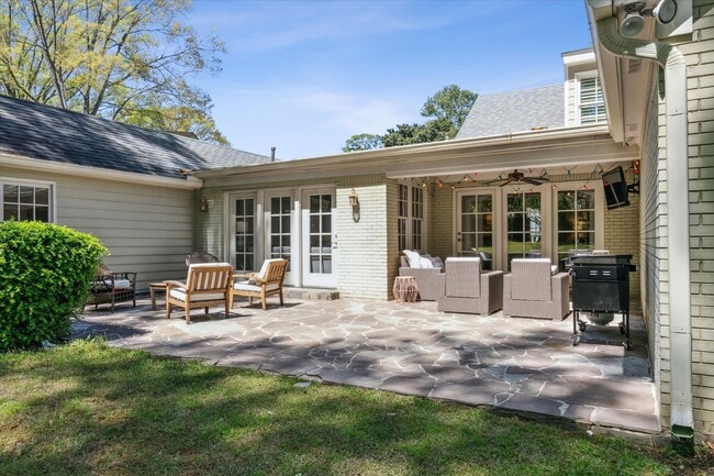 Building Photo - 5 bedroom 3 bathroom with over 3,500 square feet in East Memphis near Walnut Grove and Perkins