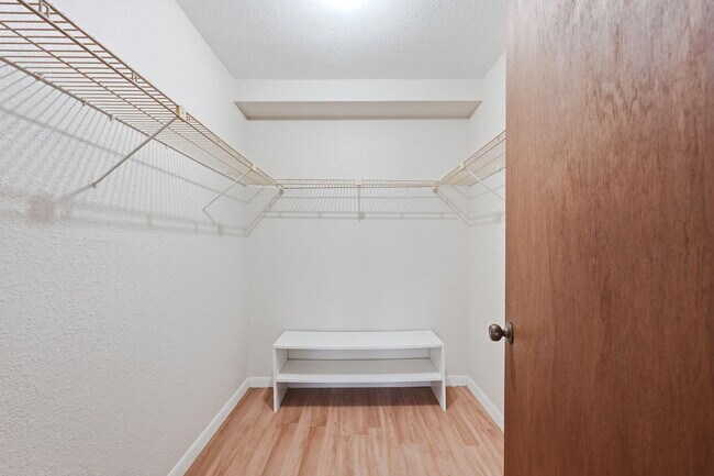 Building Photo - 430 Commodore Dr