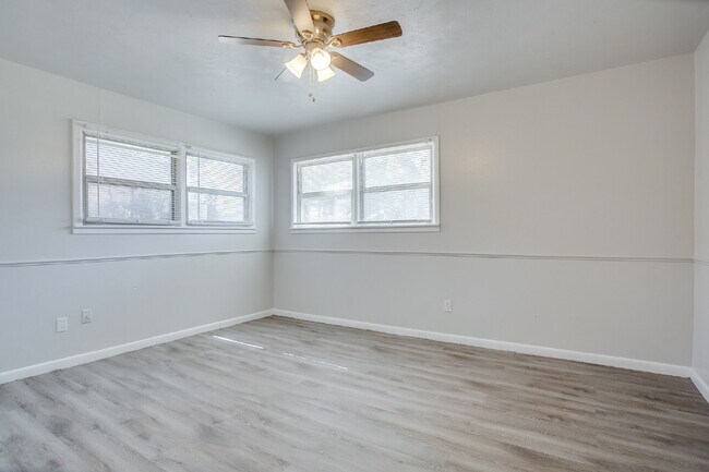 Building Photo - Large 4 bedroom!