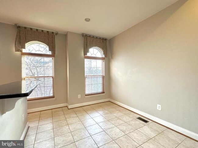 Building Photo - 11837 Regents Park Dr