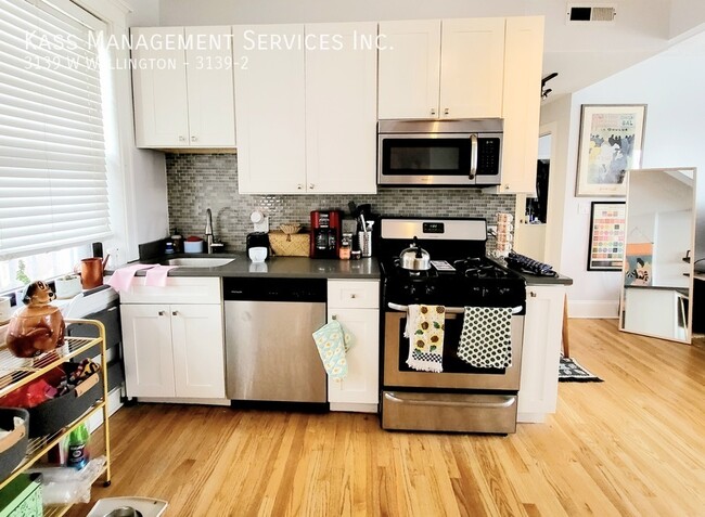 Building Photo - Pet Friendly Logan Square 2 Bed with In Un...