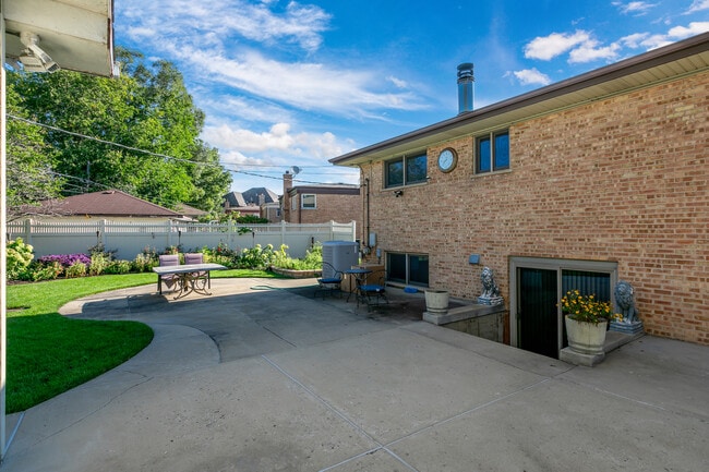 Building Photo - 8606 Lillibet Terrace