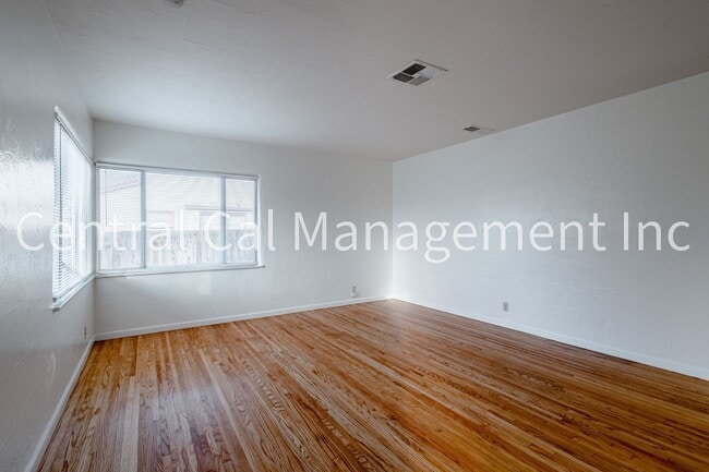 Building Photo - 2 Bedroom, 1 Bath Home - $1495 per month!