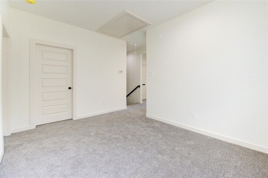 Building Photo - 2920 El Fenice Ln