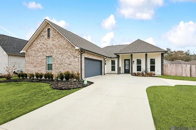 Building Photo - Exquisite 5-Bedroom Home in Denham Springs with Premium Features