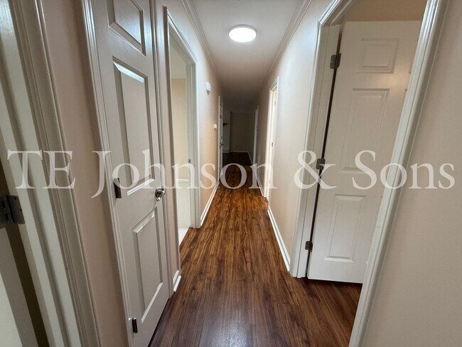 Building Photo - 3 Bedroom Close to Mt. Tabor