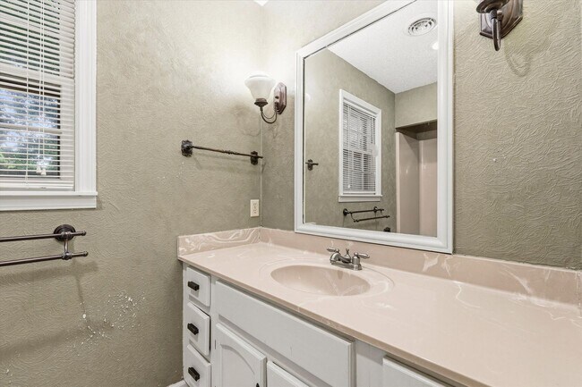 Building Photo - 4-BED, 2-BATH ALL-BRICK HOME NEAR JONESBORO COUNTRY CLUB!