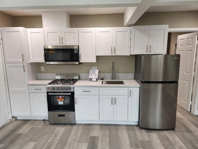 Building Photo - 984 El Camino Dr