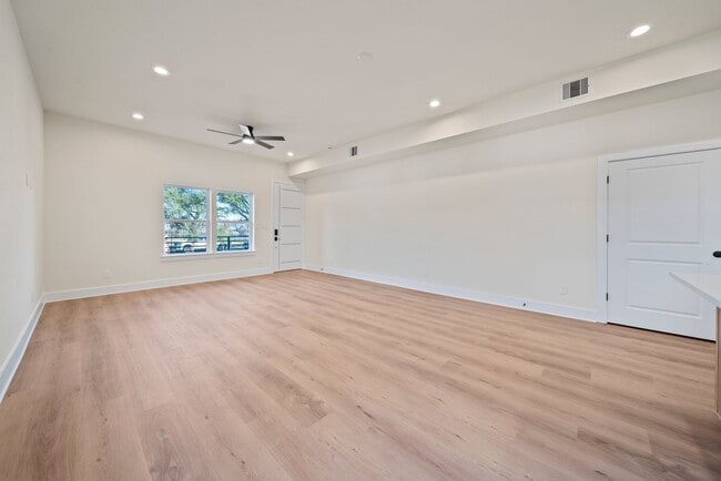 Building Photo - 234 E 39th St