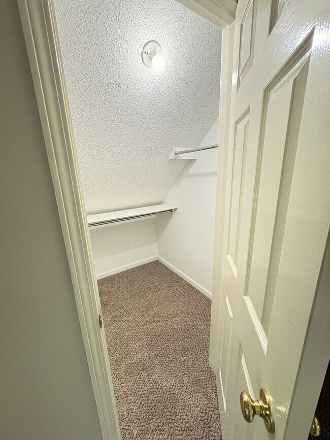 Building Photo - Newly Painted Germantown Home Minutes Away From Thornwood Market Row. Pets Are Welcome With Owner...