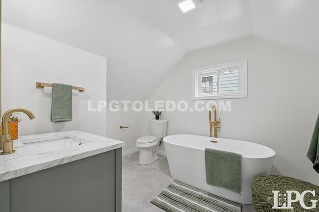 Building Photo - 2736 Northwood Ave