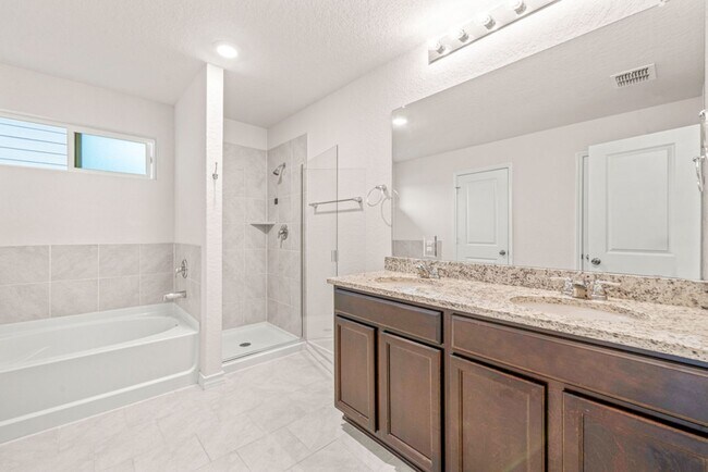 Building Photo - RED BIRD RANCH 3 BED 2 BATH  SINGLE STORY ...