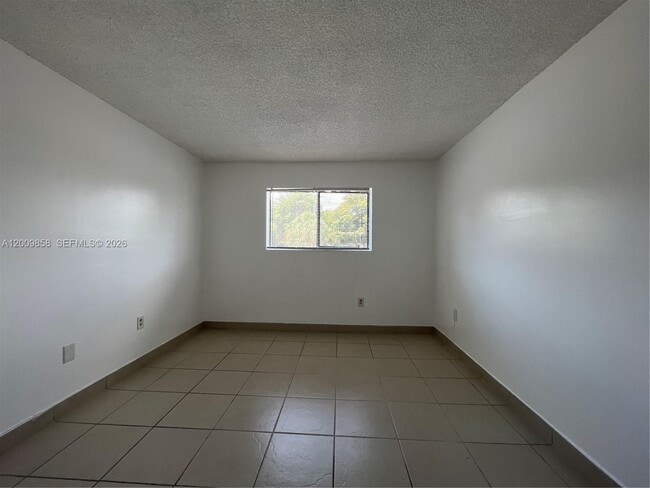 Building Photo - 250 Palm Cir W