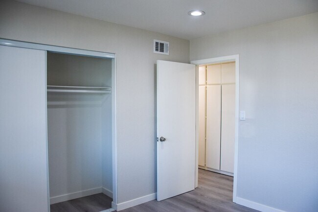 Building Photo - Olive (815) North