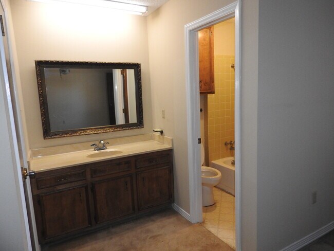 Building Photo - 2014 Beechwood Blvd