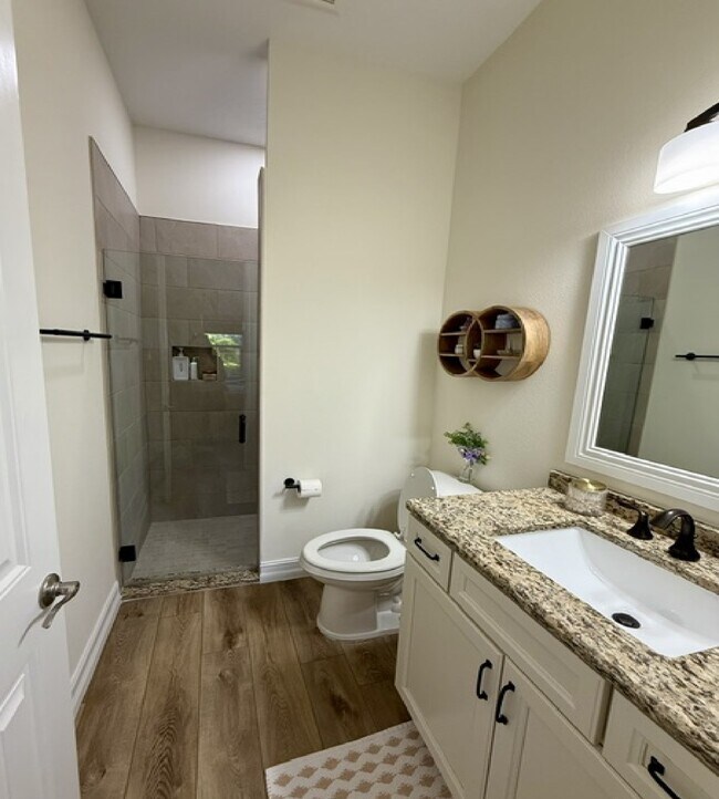 Building Photo - 2025 Bridgepointe Cir