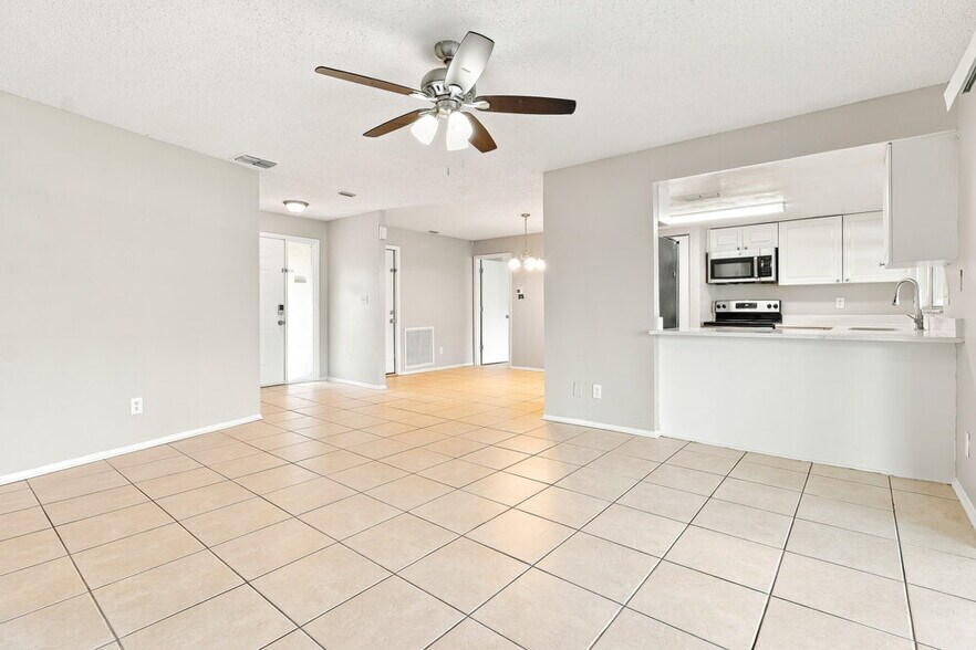 Building Photo - 948 16th Ln