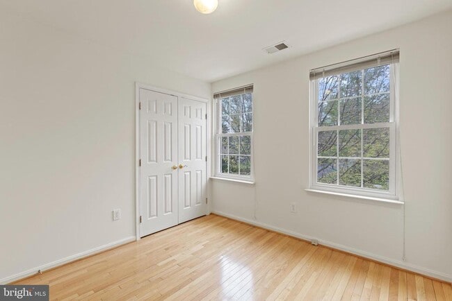 Building Photo - 11201 Woodglen Dr