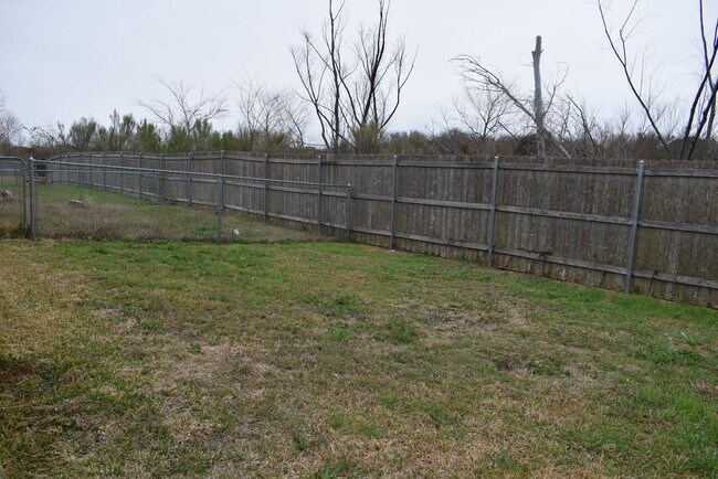Building Photo - 1600 Nicholas Cir