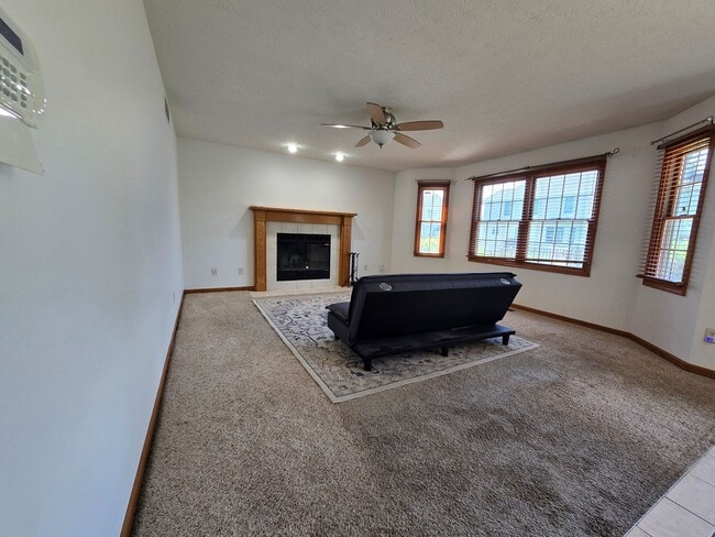 Building Photo - Beautiful 4 bedroom home in Normal!