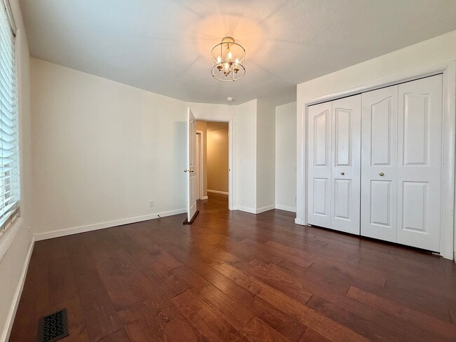Building Photo - 961 Golden Pheasant Dr