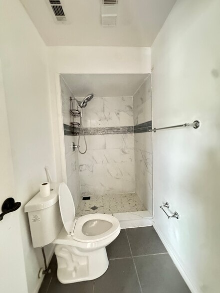 Building Photo - 1413 Manor Dr NE