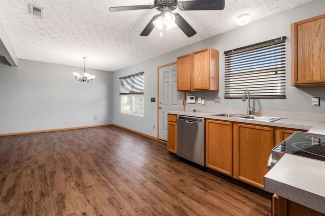 Building Photo - Spacious South Side Home with Garage!