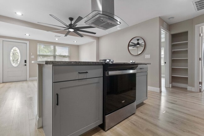 Building Photo - 1815-1812 12th St S