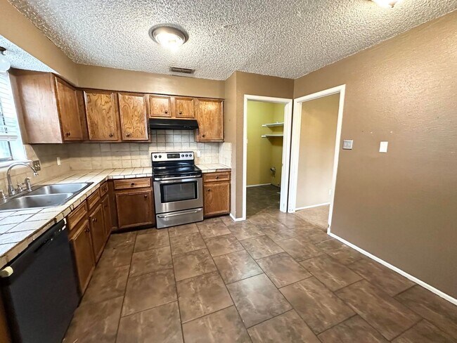 Building Photo - 4 Bed 2 Bath For Rent